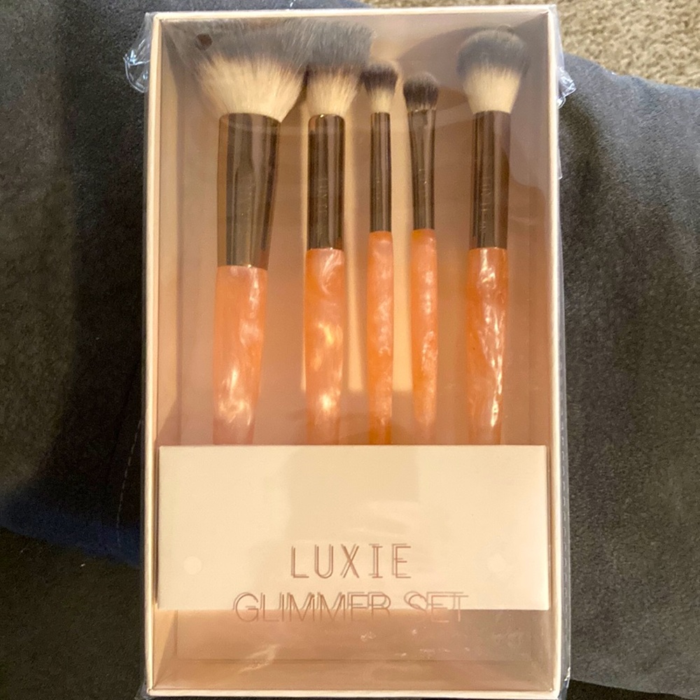Brand new in box Luxie Glimmer Set